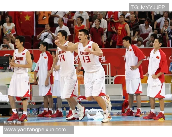 姚明与记者亲密互动分享篮球梦想与人生感悟的精彩瞬间